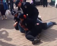Столичні патрульні повалили на землю буйного таксиста (відео)