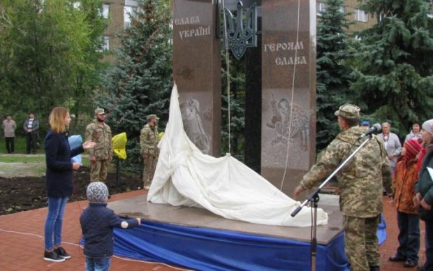 Непоправимый вред: неизвестные разнесли памятник героям АТО