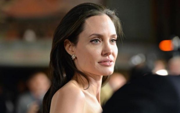 Возвращается к жизни: Джоли засветилась в смелом наряде