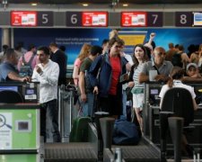 Туристи в Борисполі добу чекали рейс під прицілом автоматів
