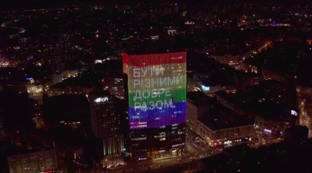 Прайд-прапор на будівлі ТРЦ "Гулівер" у Києві, скрін з відео