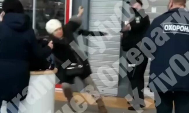 Охранник избил украинку, скриншот: Telegram