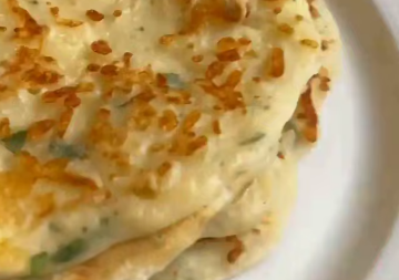 Сырные блинчики с зеленью, кадр из видео