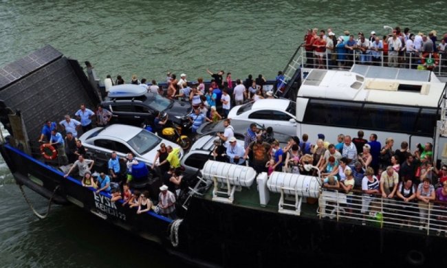 У Криму судно з пасажирами дрейфувало 13 годин через лоцмана-втікача