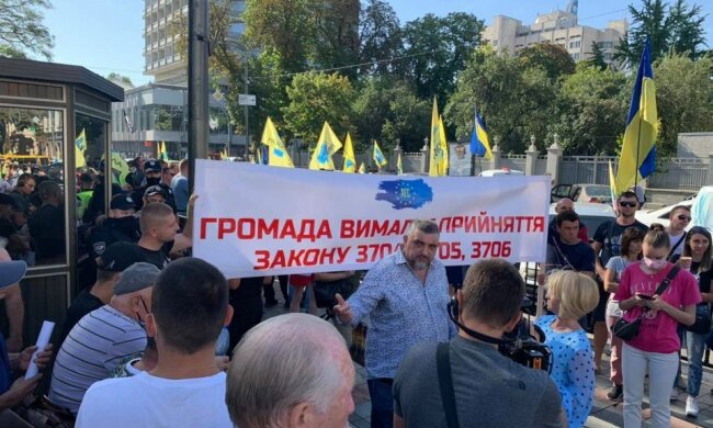 В Киеве евробляхи протестуют против "золотой" растаможки: "Хватит грабить!"
