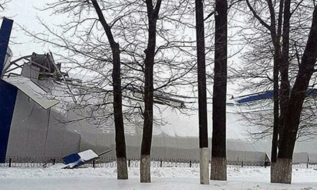Сніг розвалив дах полтавського спорткомплексу (фото)