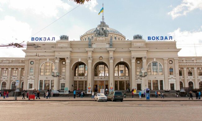 Здание железнодорожного вокзала Одесса-Главная, где подготовили залы с буржуйками и укрытие с кассой