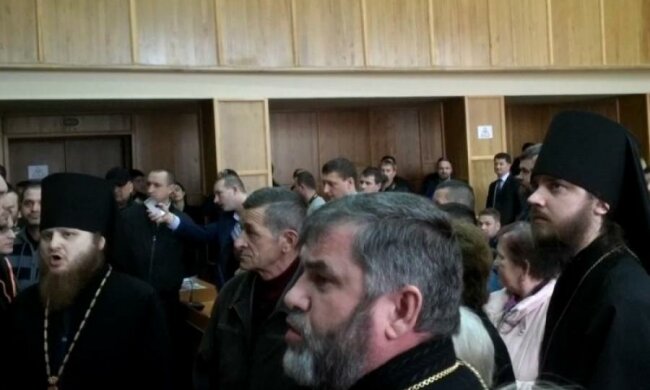 В подряснике и с крестом: ровенский священник выбил зуб коллеге