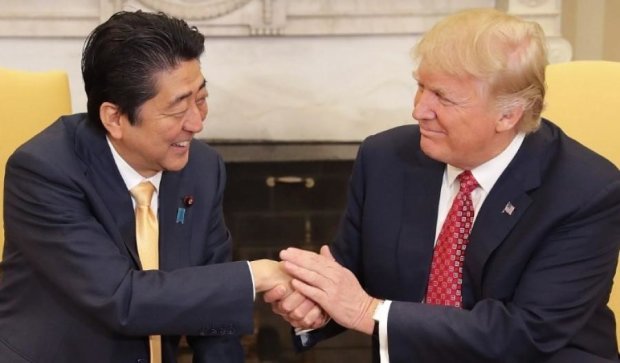 Трамп не мог оторваться от руки японского премьера