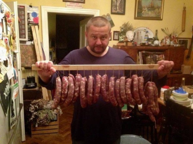 «Волонтерскую колбасу» во Львове продают за 500 гривен