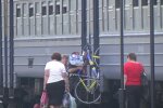 Люди, перевозящие вещи на поезде. Фото: youtube