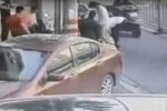 Народила на вулиці і пішла далі — пологи на тротуарі зафільмували перехожі