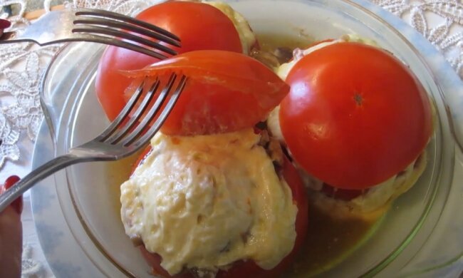 Запеченные томаты. Фото кадр из "Youtube"