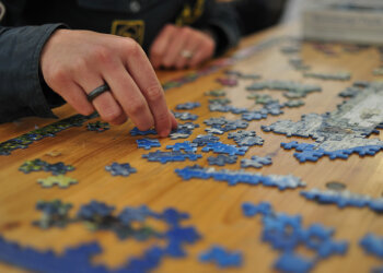 Складывать пазлы. Фото paperboard