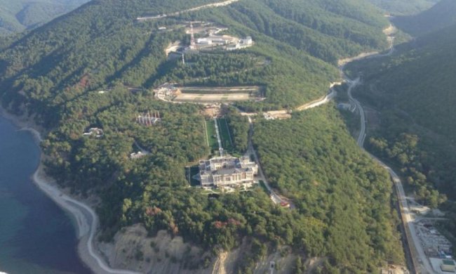 Опубліковано фото розкішного палацу Путіна