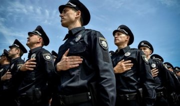 Поліцейський вимагав хабар за повернення вилученого майна