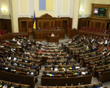 Без суду не буде траншу: в Раді крізь зуби затвердили законопроект