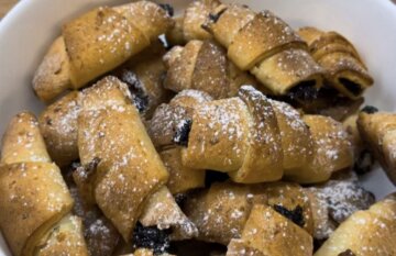 Сырные рогалики с начинкой: простая и недорогая выпечка, в которую вы влюбитесь, рецепт