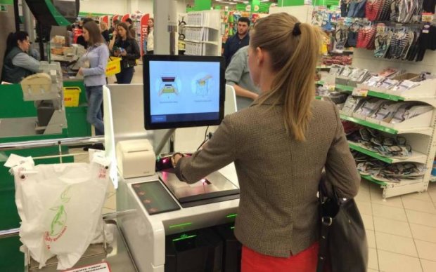 Охранник супермаркета "облегчил" карту забывчивой клиентки