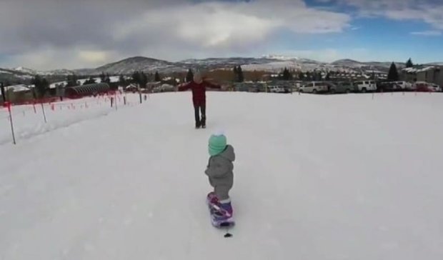 Годовалая сноубордистка покоряет интернет (видео)