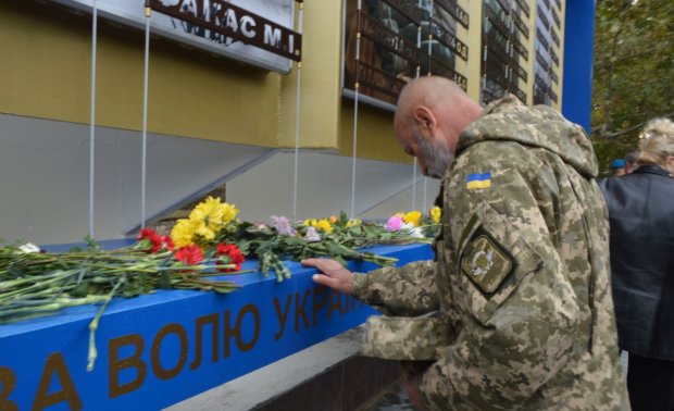 Під Дніпром вандали розгромили пам'ятник герою АТО, "віддячили" за мирне небо: дикі кадри