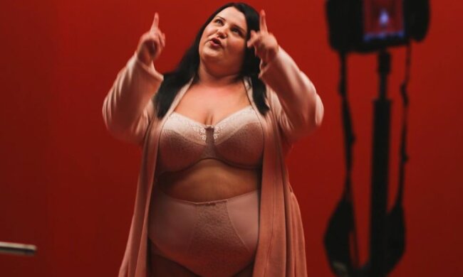 Відомий вчитель української мови Авраменко влучно спародіював Alyona Alyona: тільки халатик і спідня білизна