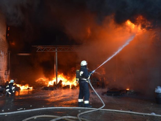 Спящих киевлян подорвал ночной пожар: столб дыма и огня, - бежали, в чем мать родила