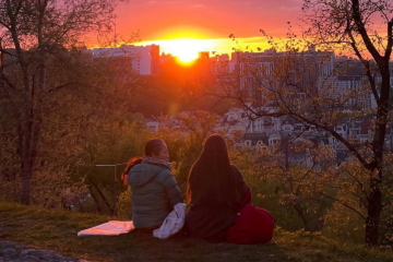Украинцы, закат, фото из тг-канала "Де відпочити Київ?🌸"