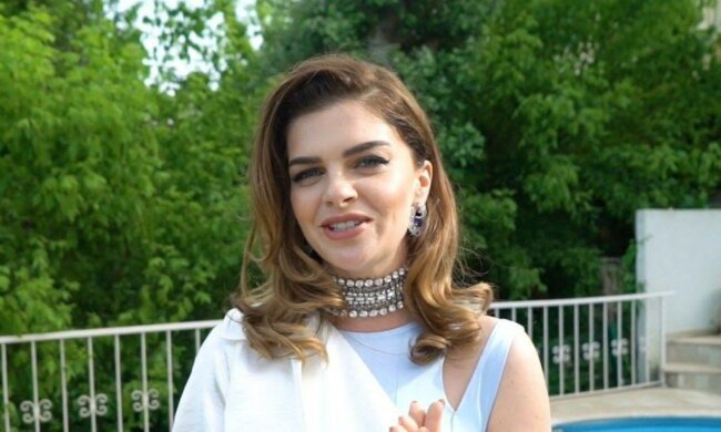 Пелін Карахан з "Величного століття" позбулася взуття заради фанатів: "На тебе приємно дивитися"