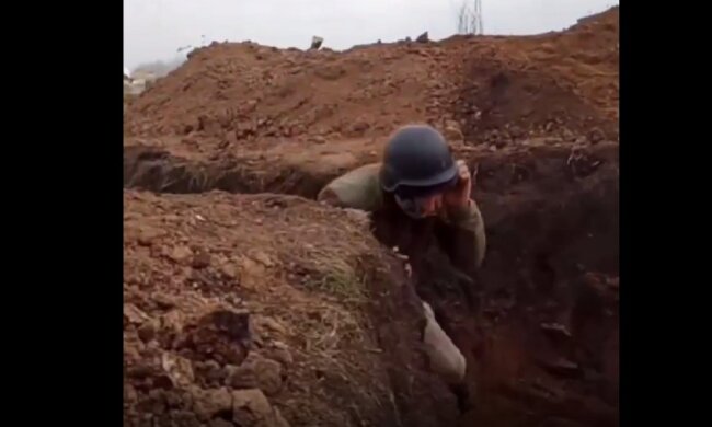 Воїни ЗСУ в окопах. Фото: скриншот Youtube