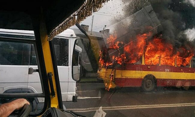 Во Львове загорелся троллейбус (фото, видео)