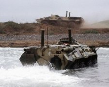 Двоє путінських найманців потонули разом з броньовиком