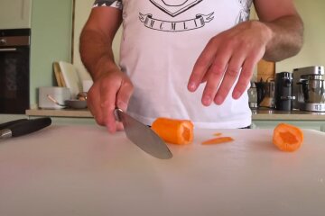 Кухонний ніж. Фото: скрін youtube
