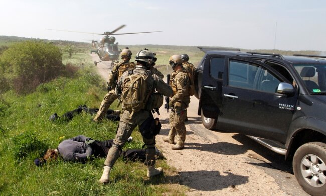 Спецотряд СБУ ликвидировал опасную группировку, хранившую арсенал на целую армию: фото