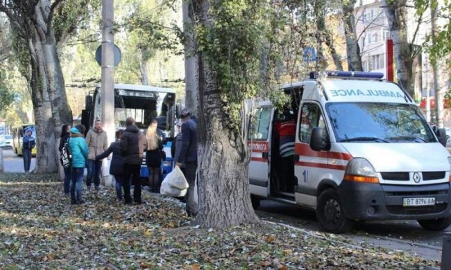 Переповнена маршрутка протаранила тролейбусну опору