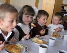 В школьной столовой в Мариуполе отравились около 60 детей