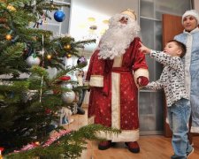 Запах свята: в Росії встановили ялинку… із гною
