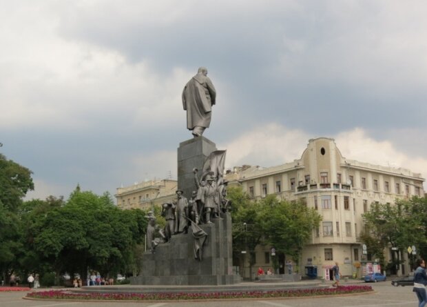 Харьковчане идут к памятнику Шевченко, слезы на глазах: какое горе объединило тисячи горожан