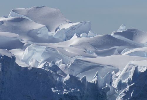 Ледяной монстр в триллионы тонн пустился в плавание по океану, ученые бьют тревогу