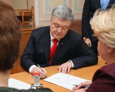 Порошенко подал документы в ЦИК в последний день: никуда не спешит