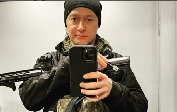 Андрей Хлывнюк из группы "Бумбокс" попал под минометный огонь и обратился к россиянам: "Вот с какими нацистами вы воюете"
