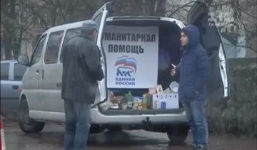 Перевірка на жадібність: у Києві роздавали гуманітарку від "Єдиної Росії" (відео)