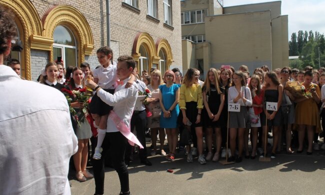 У Запоріжжі батьків не пустять до школи 1 вересня - ні квітів, ні лінійки
