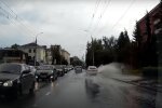 Нахабний водій викупав у калюжі тернополянку з дитиною - "Вода була навіть у взутті"