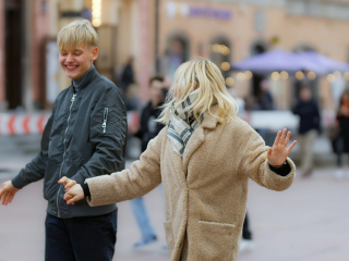 Люди на прогулянці / фото: Pixabay