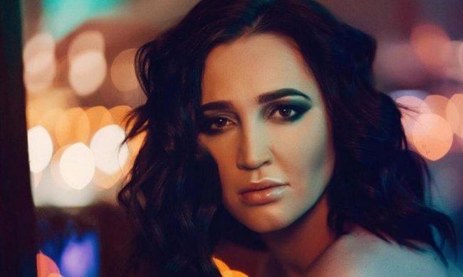 Похожа на креветку: полуголая Бузова включила страсть