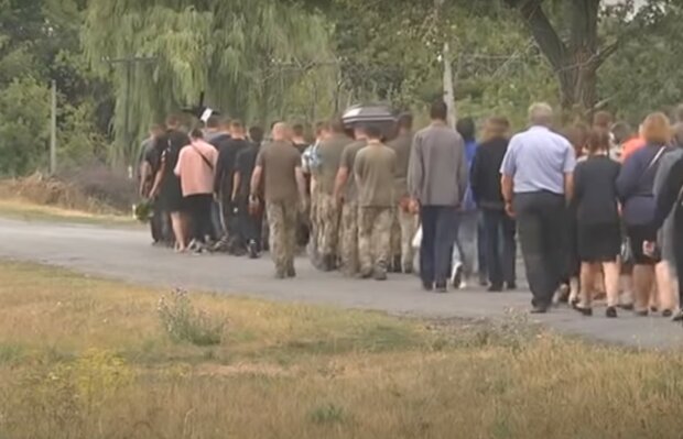 Под Харьковом простились с 20-летним военным - привезли из Киева в гробу с пулей в шее