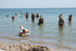 Люди купаються в морі в Одесі