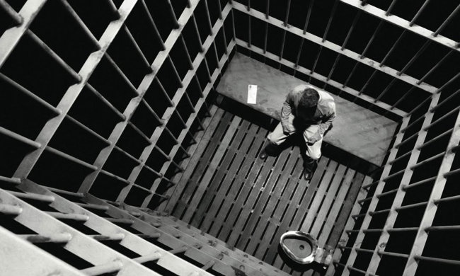 Самый длинный срок тюремного заключения получил обычный почтальон, переплюнув всех маньяков и террористов. Его история поражает