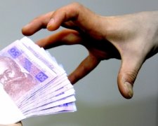 Працівник фіскальної служби вимагав від колеги 10 тисяч доларів